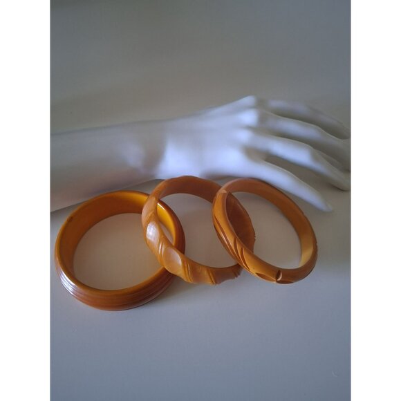 3 Vintage Bakelite Bangle Bracelets Carved Amber Butterscotch SEMICHROME TESTED - Picture 4 of 11